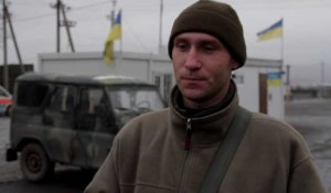 Entre mines et mortiers: les civils coincés à l'est de l'Ukraine