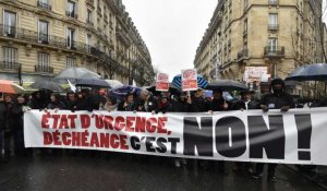 Les opposants à l'état d'urgence battent le pavé à Paris et en province