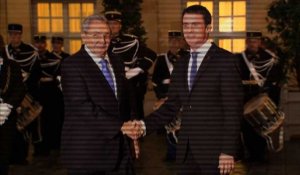 Manuel Valls reçoit Raul Castro à Matignon