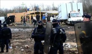 Calais: une "mosquée" et une "église" détruites dans la jungle