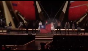 Madonna arbore le drapeau taïwanais sur scène