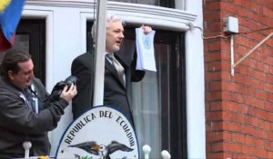 Assange, ému, crie victoire au balcon de l'ambassade d'Equateur
