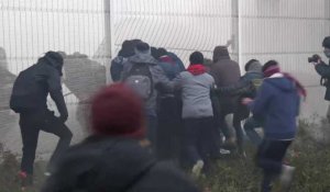 Calais sous haute tension : des migrants bloquent le port