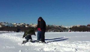 Washington : les habitants s'amusent de la neige 