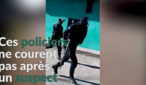 Scène surréaliste au Mexique: des policiers fuient avant qu'un crime ne soit commis.
