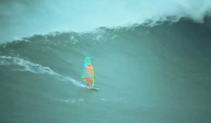 Il est le premier windsurfer à dompter la vague géante de Nazaré