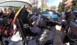 Vaulx-en-Velin: des manifestants contre la venue de Valls