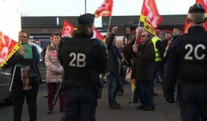 Visite de Valls: des manifestants écartés