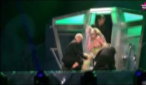 Lady Gaga nue sur scène pour le ArtPop Ball !