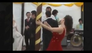 Complètement ivre, une femme gâche le mariage et blesse la mariée (vidéo)