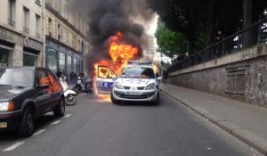 Une voiture de police incendiée en marge de la manifestation à Paris