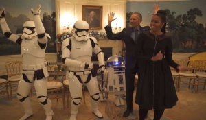Barack Obama danse avec R2-D2 pour célébrer Star Wars