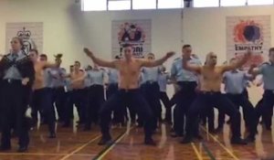 Les nouvelles recrues de la police néo-zélandaise font un haka impressionnant