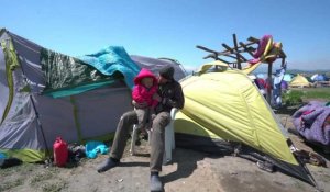 Grèce: à Idomeni, les migrants tentent de se protéger du vent