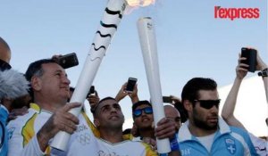 Amputé d'une jambe, un réfugié syrien porte la flamme olympique