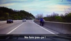 Un policier empêche un homme de sauter d'un pont