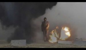 Elle marche au milieu d'un champ d'explosifs et en sort indemne grâce à sa combinaison (vidéo)
