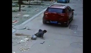 Un enfant se fait rouler dessus par une voiture et s'en sort indemne !