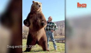 Cet homme vit avec un immense grizzly dans son jardin !
