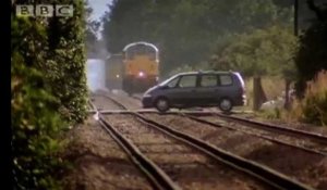 Crash-test : quand un train fonce dans une voiture à toute vitesse !