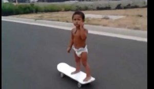 Le bébé fait du skate à seulement 2 ans (et il adore ça !)