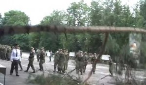 Russie : un arbre s'effondre en pleine cérémonie militaire !