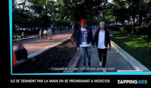 Deux jeunes russes marchent main dans la main pour voir la réaction des gens dans les rues de Moscou