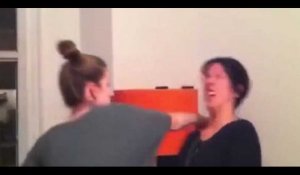 Deux femmes se frappent dessus pour s'amuser (vidéo)