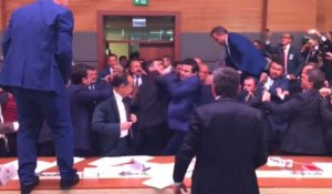Violente bagarre au parlement turc