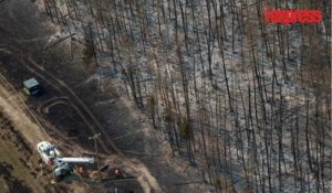 Incendie au Canada: un hélicoptère survole des hectares de forêt ravagés