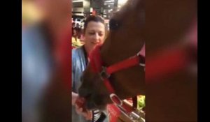 Un homme emmène son cheval dans un supermarché pour lui donner à manger (vidéo)