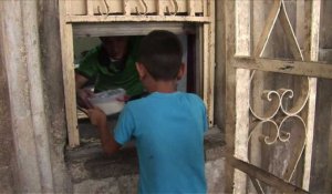 A Bagdad, des familles déplacées reçoivent de l'aide alimentaire