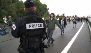 Calais: chaîne humaine pour le démantèlement de la "Jungle"