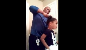 Elle encourage son papa à la coiffer... et c'est trop chou !