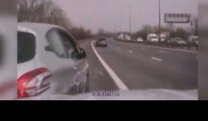 Angleterre: un policier sauve la vie d'une mère et de son bébé sur l'autoroute