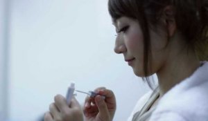 Des japonaises poussées dans la pornographie sortent de l'ombre