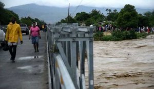 L'ouragan Matthew balaye Haïti, rivière en crue à Port-au-Prince