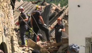 Italie/séisme: les pompiers continuent de fouiller les décombres