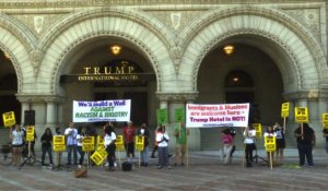 Des manifestants à l'ouverture du Trump Hotel à Washington