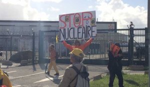 Devant la centrale, quelques manifestants face aux CRS