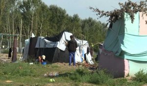 Des migrants sur la route des Balkans, officiellement "fermée"