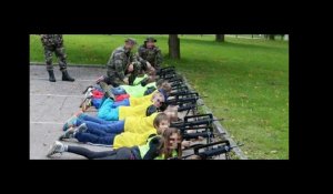 Des enfants manipulent des fusils en Moselle - ZAPPING ACTU DU 15/10/2015