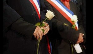 Les hommages aux victimes devant le Stade de France, en 42 secondes