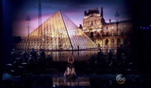 Celine Dion interprète "L'hymne à l'Amour" aux American Music Awards