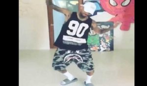 Vidéo : Chris Brown a le swag même en savates !