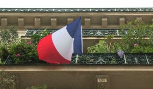 Hommage: des drapeaux tricolores sur les immeubles parisiens