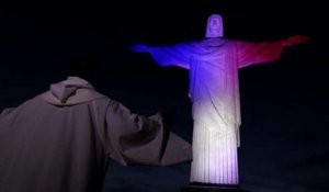 Brésil: prière devant le christ illuminé aux couleurs de France