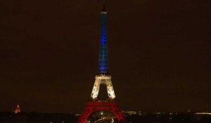 Attentats: la Tour Eiffel s'illumine aux couleurs du drapeau