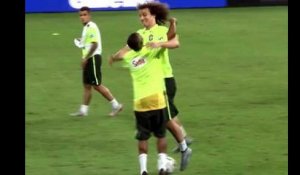 La folle célébration de David Luiz et Robinho