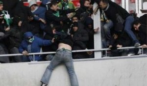 Nice - Saint-Étienne : des supporters des verts arrachent les sièges, les jettent sur les CRS et tentent d'envahir les tribunes des supporters niçois